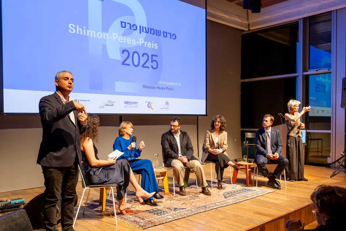 80 _c_ DIZF Eyal Granit (1).webp Bei der Preisverleihung gab es auch eine Podiumsdiskussion, mit dabei Elke Büdenbender, Ehefrau des Bundespräsidenten (in blau), und der deutsche Botschafter in Israel: Steffen Seibert (2.v.r.)