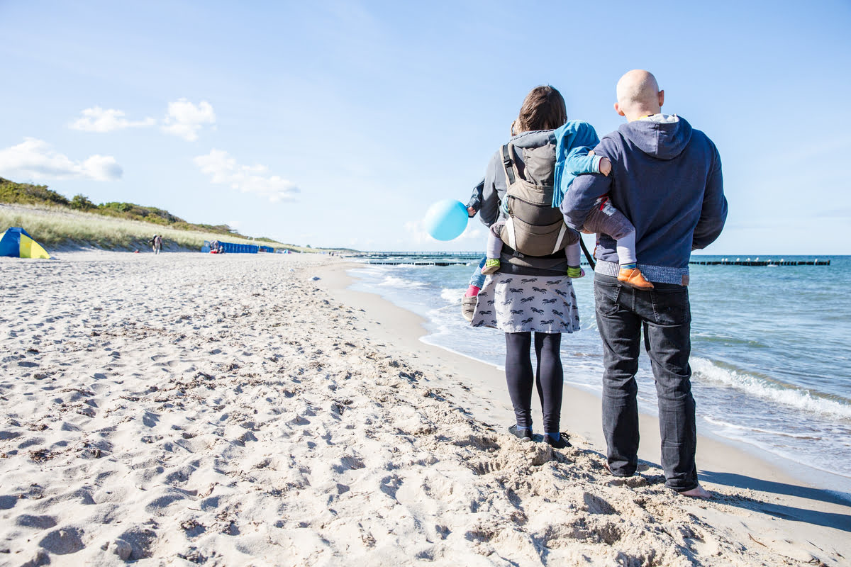 mutter-vater-kind-kur-strandspaziergang-familie.jpg