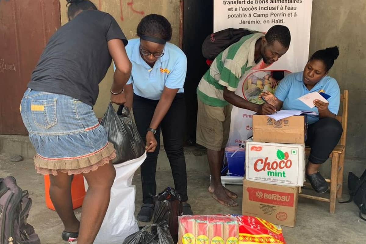 Nothilfe vom ASB in Haiti -  Verteilung von Lebensmittelhilfen in Camp-Perrin