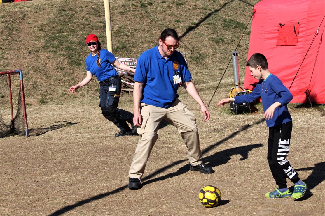 2022_Slowakei_Fußball spielen mit geflüchteten Kindern aus der Ukraine.jpg