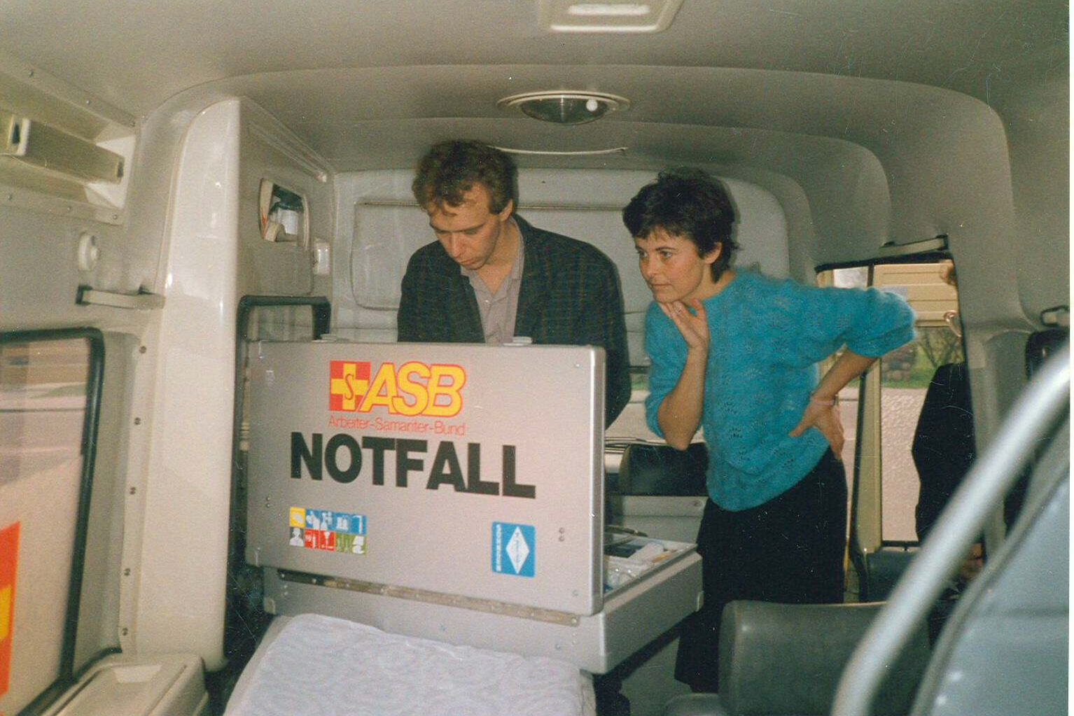13_Fc 896_Michael Möller.jpg Bärbel Warnke und Michael Möller besichtigen den neuen Wagen, der dem ASB Kaarßen vom ASB Stormarn übergeben wurde.
