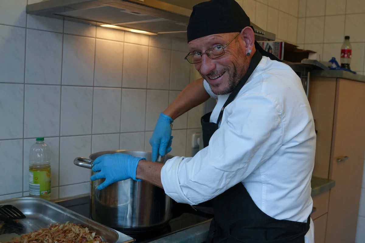 Teamgeist und eine warme Mahlzeit, die Menschen zusammenbringt: Die Samariterküche des ASB in Kiel