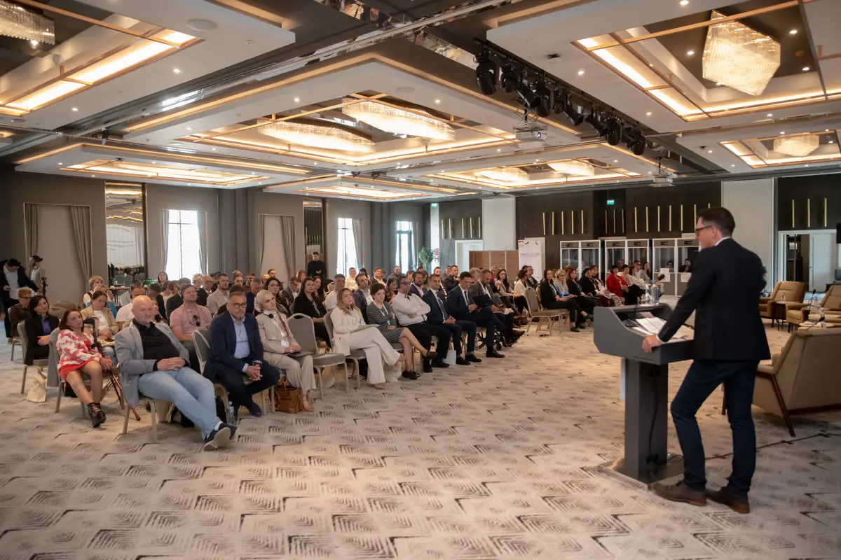 Carsten Stork, Fachbereichsleiter der ASB-Auslandshilfe, spricht auf der Konferenz „Empowered – Herausforderungen und Chancen für die arbeitsmarktpolitische und soziale Inklusion von Menschen mit Behinderungen in den westlichen Balkanstaaten“ in Skopje.