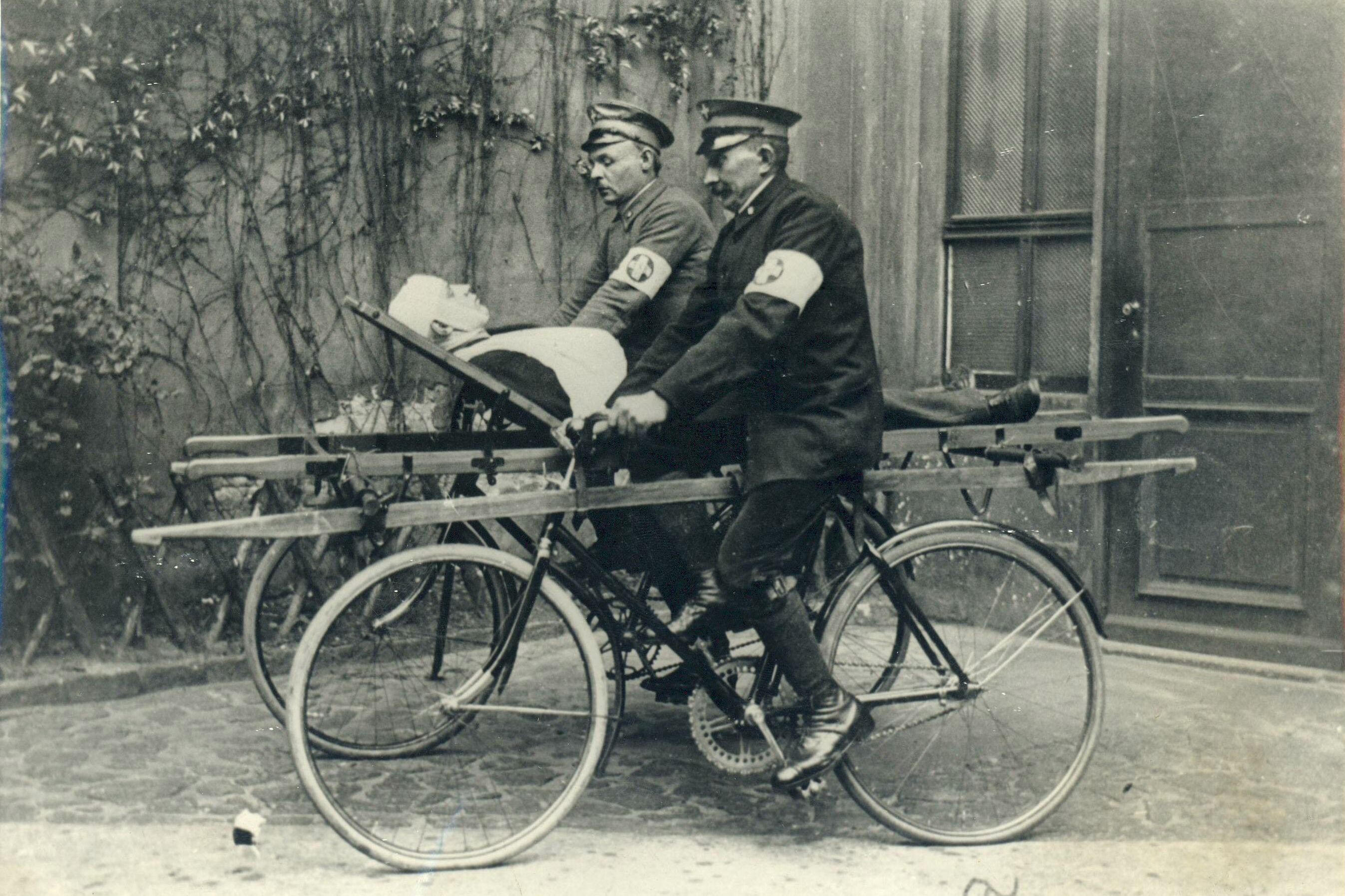 Historische_Zeichnung__Arbeiter_versorgen_Verletzten-2.jpg Schwere Unfälle kamen in den Betrieben und Werkstätten des 19. Jahrhunderts häufig vor.