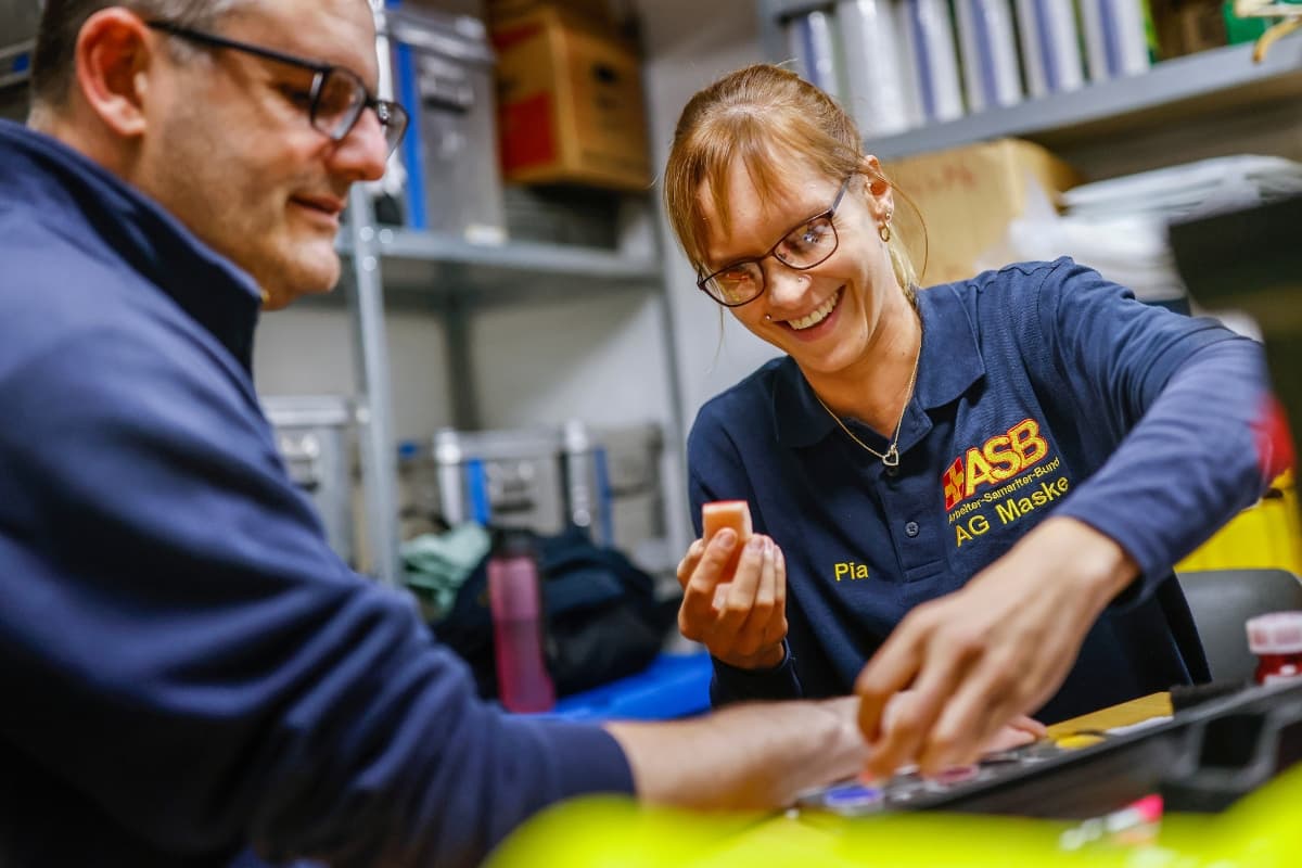 Freiwillige des Monats im ASB | Realistische Unfalldarstellung Pia Hemmerling schminkt Verletzungen bei der Arbeit im Team der "AG Maske"