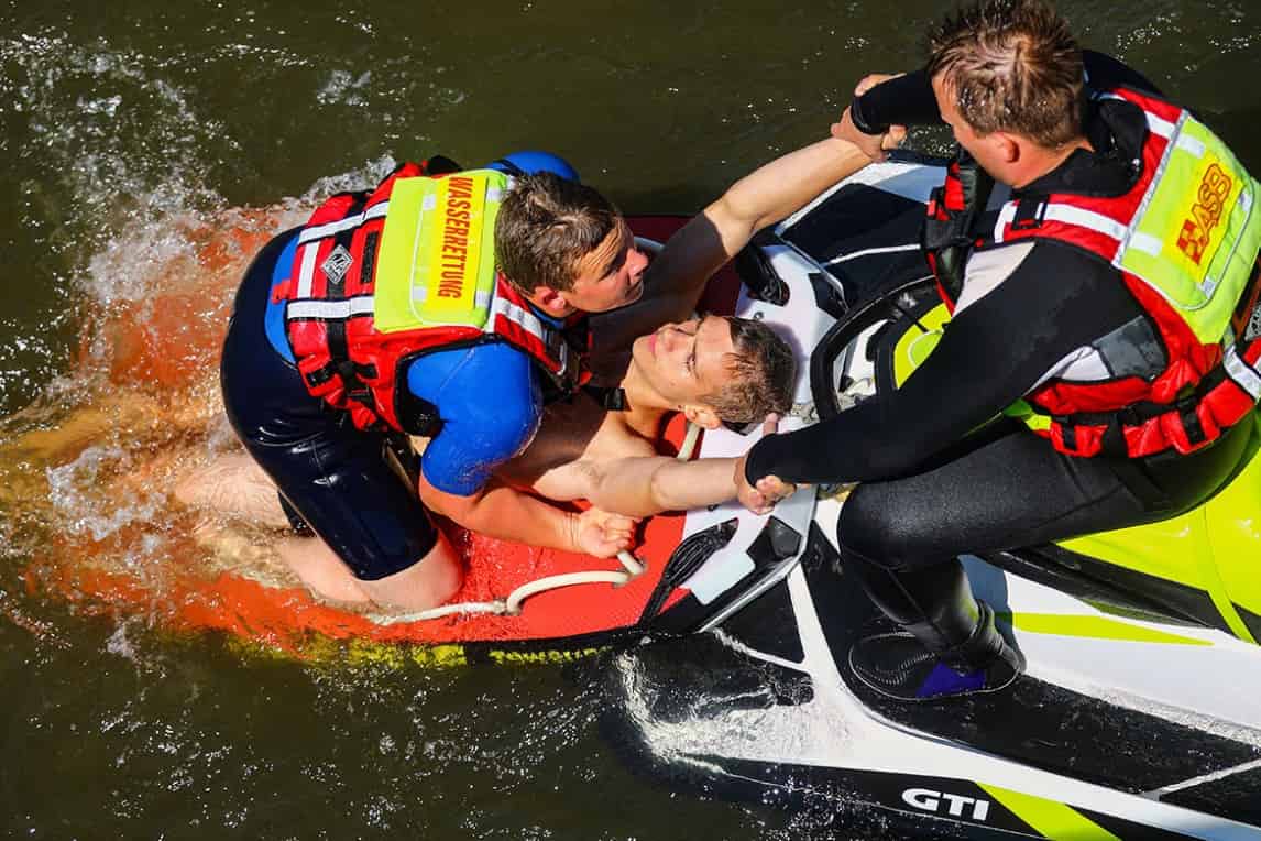ASB-Wasserrettung in Usedom beim Bergen eines Kanuten aus dem Wasser Wasserretter bergen Kanuten aus dem Wasser
