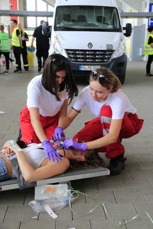 ASB Ausbildung für Rettungsanitäter:innen Zwei auszubildende Rettungssanitäterinnen üben die Transportvorbereitung
