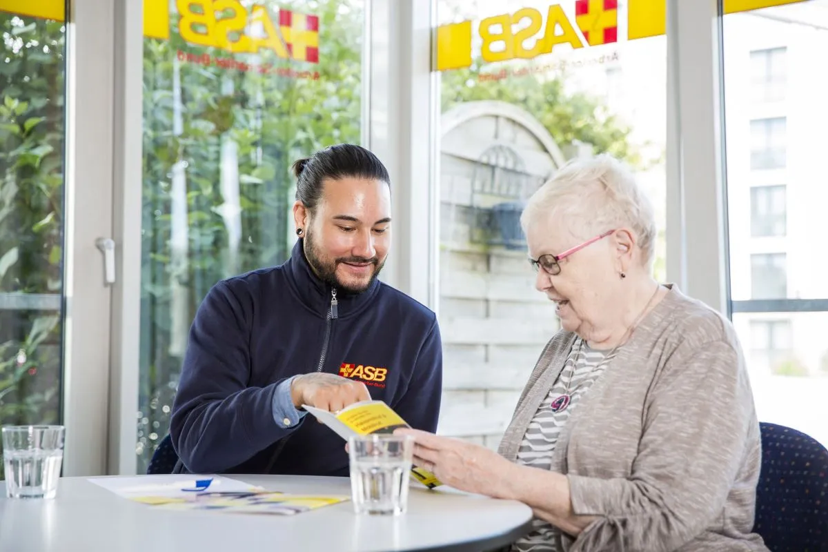 20180828asb_thale23_Pflege.jpg Die ASB Pflegeteams beraten Pflegebedürftige und Angehörige umfassend zu Leistungsansprüchen, Antragswegen und passenden Unterstützungsangeboten