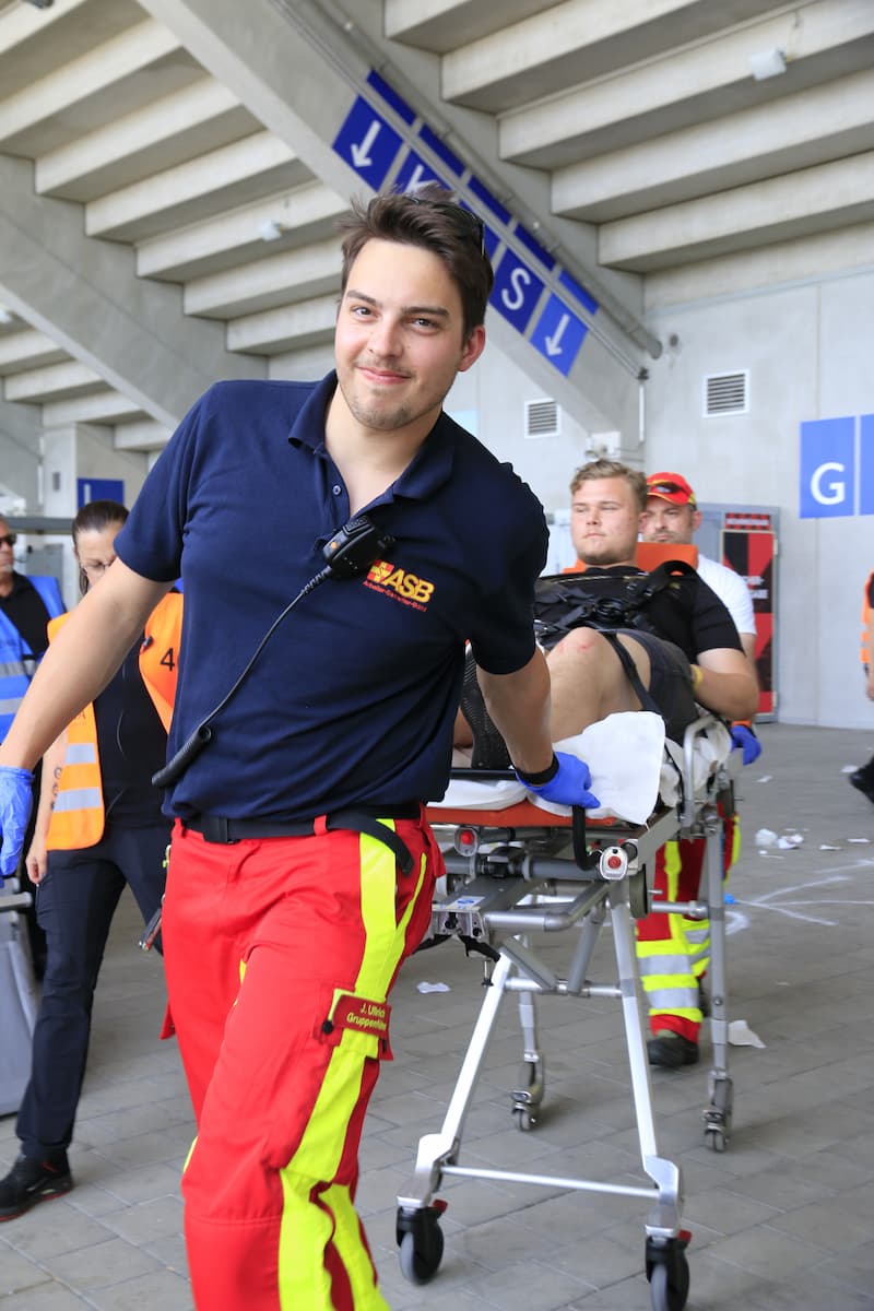 Großübung: Rettungssanitäter üben den Patiententransport Rettungssanitäter mit Fahrtrage bei einer Großübung