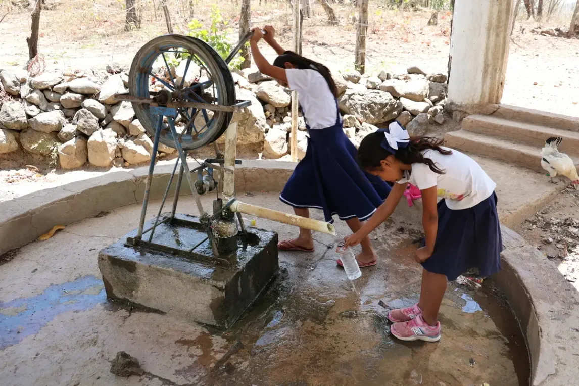 Hand pump water well (Nicaragua).webp