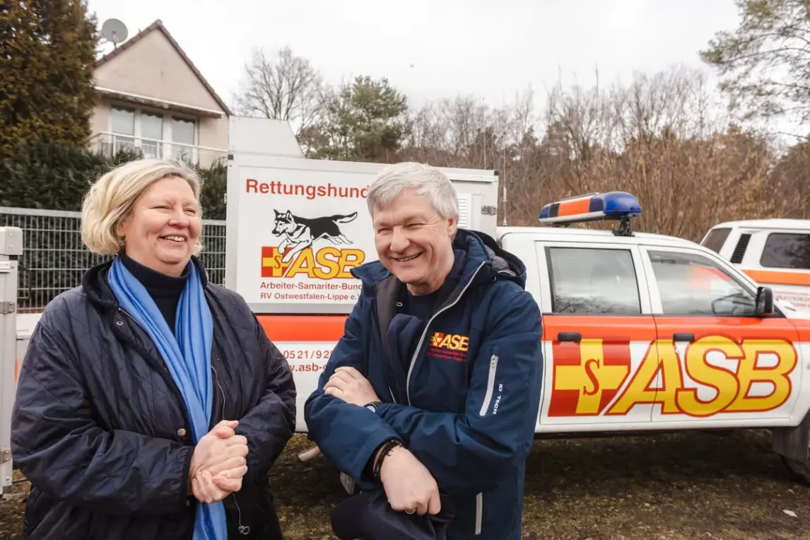 260403_ASB_Rettungshundestaffel_OWL_Ehrung FdM_Feb2026_ASB-GF Edith Wallmeier mit ASB-RV-GF Ingo Schlotterbeck.webp