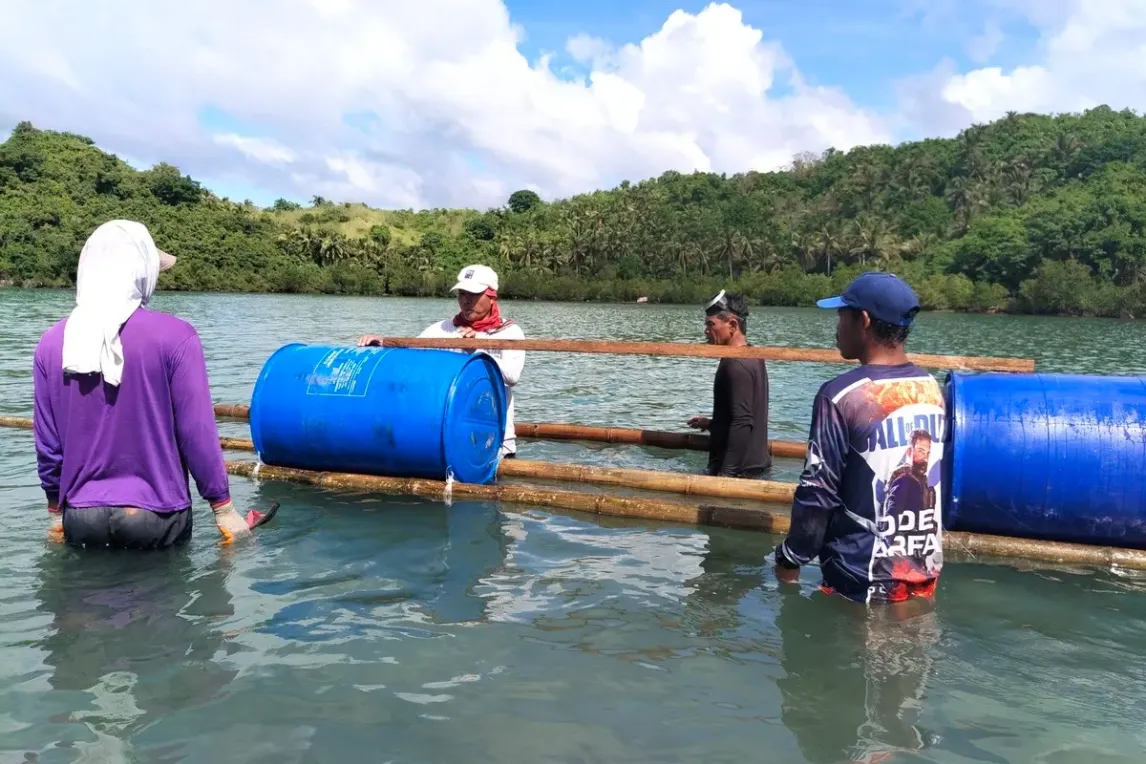 Philippines - A group of fishermen organises the structure of culture.webp