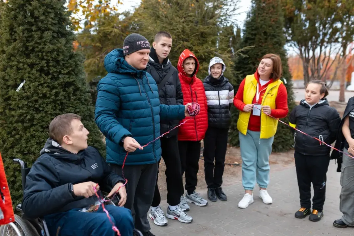 Helping Hands- Darstellung inklusiver PSS Aktivitäten in einem vergleichbare Setting in Lubny, Credits ASB-SSU.webp