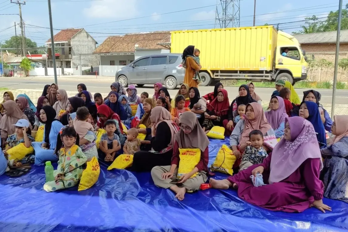 Villagers at the evacuation site during the AA protocol simulation.webp